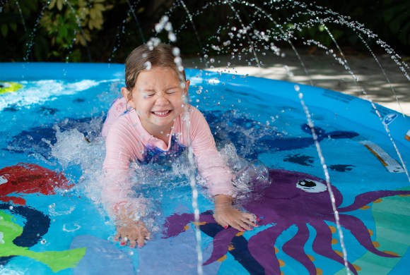 Imaginez une journée ensoleillée remplie de rires, d’éclaboussures et de sourires : bienvenue à la Journée de jeux aquatiques à la Garderie Petit Baobab !